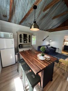 Η κουζίνα ή μικρή κουζίνα στο MAINE STAY LAKE HOUSE-LIMIT12 home