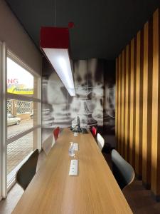 a conference room with a wooden table and chairs at Hotel Oeste Plaza in Andradina