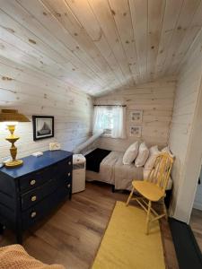 Ένα ή περισσότερα κρεβάτια σε δωμάτιο στο MAINE STAY LAKE HOUSE-LIMIT12 home