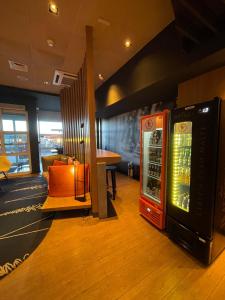 a room with a vending machine and a table at Hotel Oeste Plaza in Andradina
