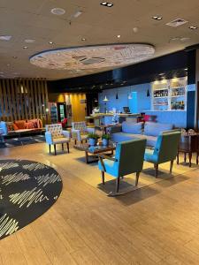 a lobby with couches and chairs in a hotel at Hotel Oeste Plaza in Andradina