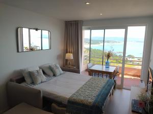 um quarto com uma cama e vista para o oceano em San Vicente Views em San Vicente do Mar