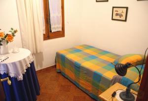 Habitación pequeña con cama y mesa en Villa Ponderosa, en Cala Blanca