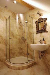 La salle de bains est pourvue d'une douche et d'un lavabo. dans l'établissement Babie Zacisze, à Zawoja