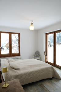 ザボヤにあるBabie Zaciszeの白いベッドルーム(大型ベッド1台、窓付)