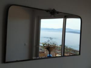 um espelho num quarto com vista para uma janela em San Vicente Views em San Vicente do Mar