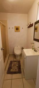 uma casa de banho com um WC e um lavatório em Departamento amplio y amueblado en Marina Diamante em Acapulco