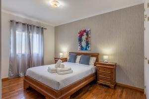Postel nebo postele na pokoji v ubytování Machico City Apt