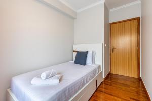Postel nebo postele na pokoji v ubytování Machico City Apt