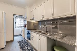 Kuchyň nebo kuchyňský kout v ubytování Machico City Apt