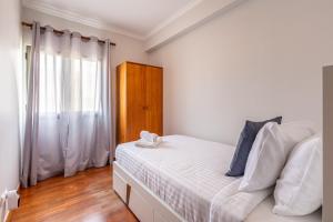 Postel nebo postele na pokoji v ubytování Machico City Apt