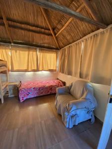 Habitación pequeña con cama en una tienda en Cabaña Natali y Ariel en San Rafael