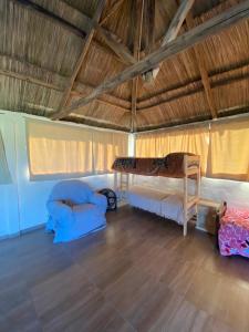 1 dormitorio con 1 cama y 1 sofá en una habitación en Cabaña Natali y Ariel en San Rafael