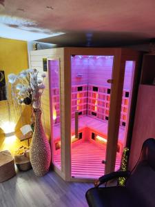 博希尼的住宿－Snežak (Snowman)，一间设有粉红色灯光酒窖的客房