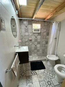 y baño con aseo y lavamanos. en Cabaña Natali y Ariel en San Rafael