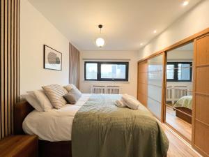 a bedroom with a bed and a window at Lovely two bed apartment in Finnieston in Glasgow