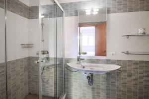 カラ・ガルダナにあるVilla Veranoのバスルーム(洗面台、ガラス張りのシャワー付)