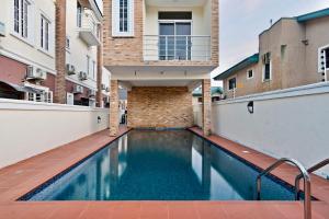 a swimming pool in the middle of a building at Sophisticated 4-Bedroom Condo in VI in Igboshere