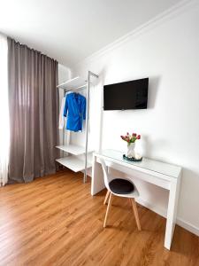 a room with a white desk and a tv at Corso Venezia in Mestre