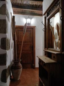 Habitación con espejo y jarrón con escoba en Rural Suite Santiago de Tunte, en San Bartolomé