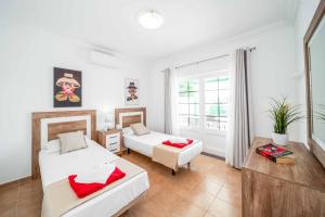 sypialnia z dwoma łóżkami i stołem w obiekcie Villa Fula w mieście Playa Blanca