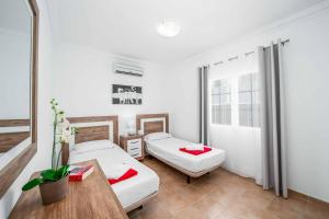 mały pokój z 2 łóżkami i stołem w obiekcie Villa Fula w mieście Playa Blanca +13 zdjęć