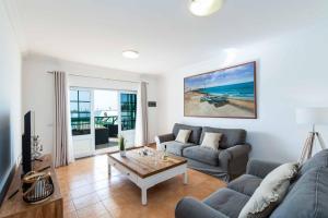 salon z kanapą i stołem w obiekcie Villa Fula w mieście Playa Blanca