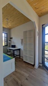 um quarto com uma cama, uma secretária e uma mesa em Casa Cerro Arco em Mendoza
