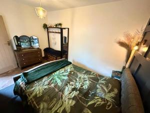 Fortescue Lodge في بورنموث: غرفة نوم بسرير في زاوية الغرفة