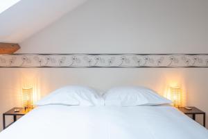 a white bed with two night stands and two lamps at Le 11 à 5 min de l'hypercentre d'Epernay 6 personnes in Épernay