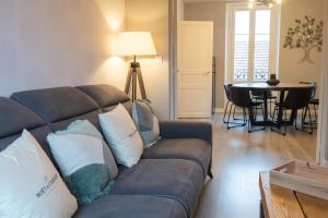 a living room with a couch and a table at Le 11 à 5 min de l'hypercentre d'Epernay 6 personnes in Épernay