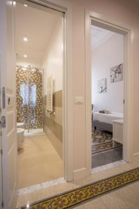 un baño con una puerta de cristal que conduce a un dormitorio en St Peter's way en Roma