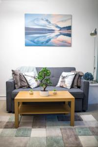 sala de estar con sofá y mesa de centro en Comfy 3 bedroom cottage super fast wifi, paid parking, en Reading