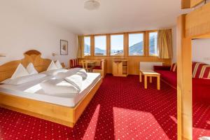 Hotel Schwarzer Adler في ريسيا: غرفة نوم مع سرير وغرفة معيشة