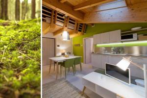 eine Küche und ein Esszimmer mit einem Tisch und grünen Wänden in der Unterkunft La Casa di Trento in Trient