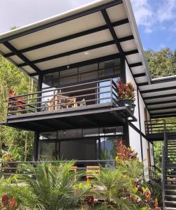 Casa moderna con balcón con plantas. en Las Terrazas de Dana Boutique Lodge & Spa, en Mindo