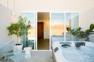 eine Badewanne im Bad mit Pflanzen in der Unterkunft Skyview Hotel in Torrey