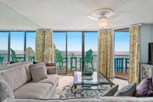Χώρος καθιστικού στο 408 COV Atlantic Breeze Oceanfront Top Floor Villa 2 Pools