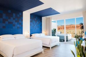 Ein Bett oder Betten in einem Zimmer der Unterkunft Skyview Hotel