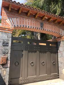 een metalen garagedeur met een houten hek bij Hostal Casa Flor de Limón in Tepoztlán