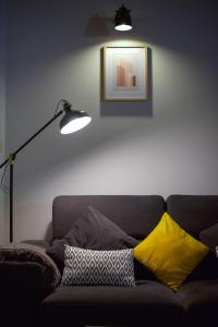 a living room with a couch and a lamp at Calle de las Bulas - Judería in Toledo