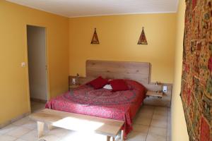 Postel nebo postele na pokoji v ubytování Oltarcie - Maison d'hôte avec piscine