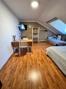 una camera da letto con un letto, una scrivania e un tavolo di SWEET APT Piazza Statuto 9 nel pieno CENTRO di TORINO a Torino