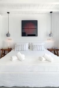 Cama ou camas em um quarto em She Mykonos - The Residency