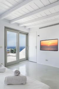 Cama ou camas em um quarto em She Mykonos - The Residency