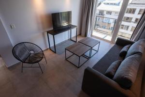 Portales de la Patagonia Apartments的电视和/或娱乐中心