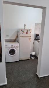 uma lavandaria com uma máquina de lavar roupa e uma máquina de lavar roupa em Don Roque II em Santa Rosa