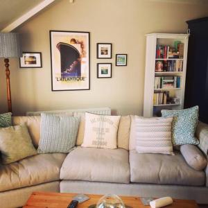 uma sala de estar com um sofá com almofadas em The Folly Bushmills em Bushmills