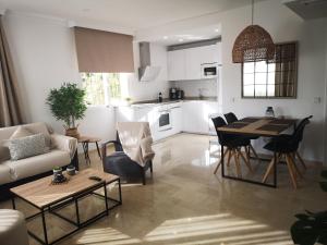 ein Wohnzimmer und eine Küche mit einem Tisch und Stühlen in der Unterkunft Costa del sol, Marina del Mar in Mijas Costa