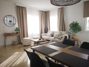 ein Wohnzimmer mit einem Tisch und einem Sofa in der Unterkunft Costa del sol, Marina del Mar in Mijas Costa